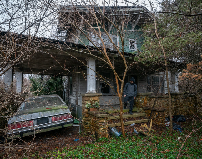 This Photographer Finds An “Abandoned” House In The Woods. But When She Opens The Door, She Gets The Shock Of Her Life.