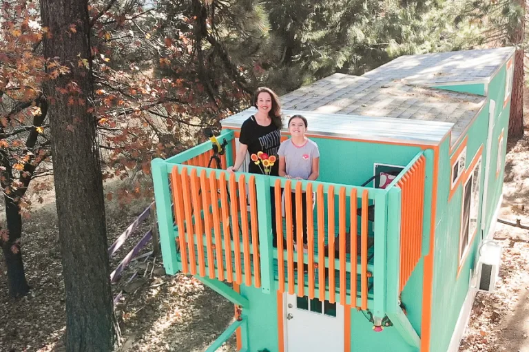 SINGLE MOM MOVES INTO TINY HOUSE VILLAGE WITH HER DAUGHTER TO LIVE SIMPLY