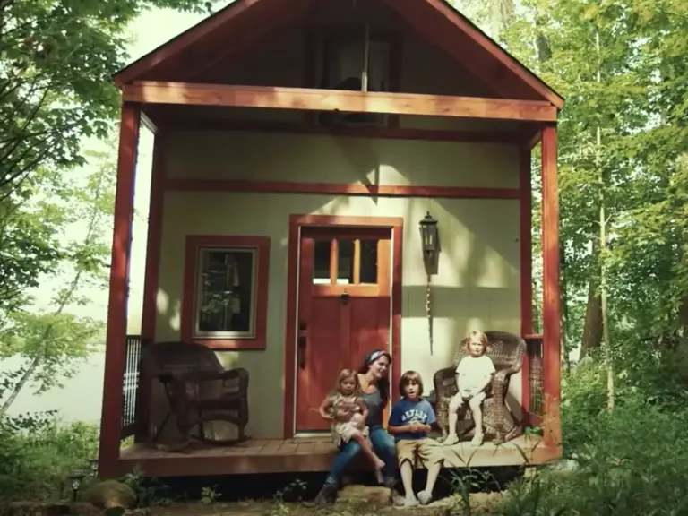 A single mother built a tiny house by herself after a divorce, and she says it changed her life