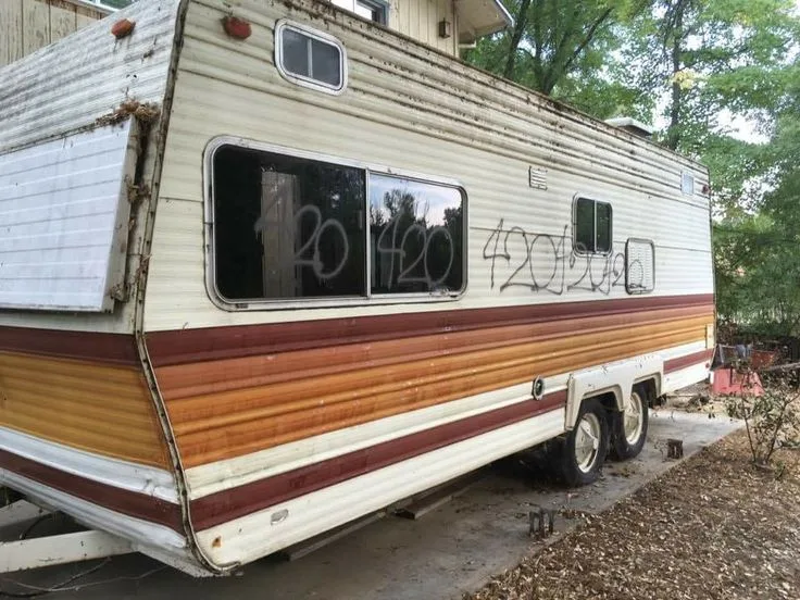 A kind soul gifted an outdated trailer to a homeless woman. The woman ...