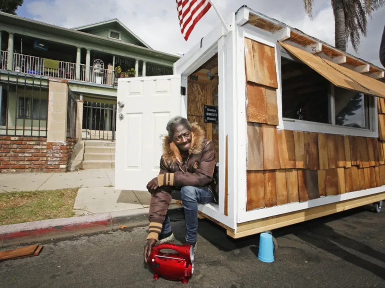 Homeless man sick of living in tent builds tiny ‘house-on-wheels’ on Hollywood Boulevard with scrap material