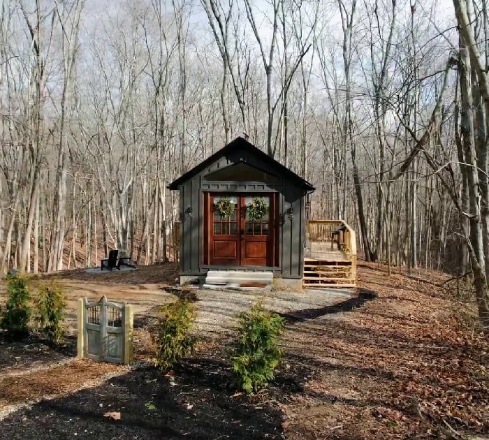 “Cozy Retreat in Ohio’s Hocking Hills”: Tour Inside a Surprisingly Magical 450-Sq-Foot Cabin