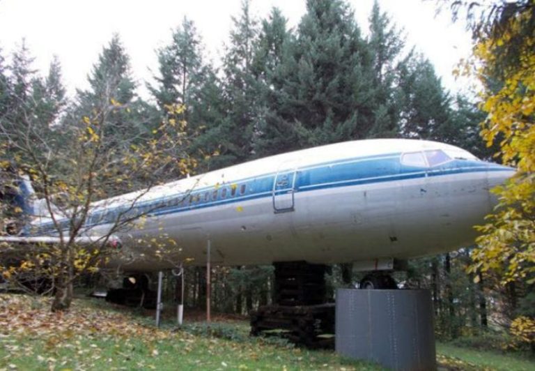 Wait Until You See Inside This Man’s Home, Which He Made Out of An Airplane