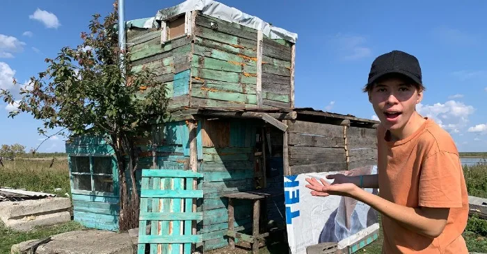 Everyone laughed at this 10-year-old schoolboy who started making a house until he showed the result 7 years later