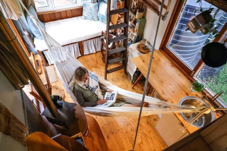 “She Had Only $3,000”: A Woman Built an Incredibly Beautiful Tiny House!