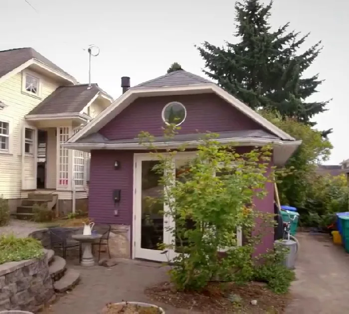 Family turns garage into adorable 1920s-style tiny home so can grandma can live independently