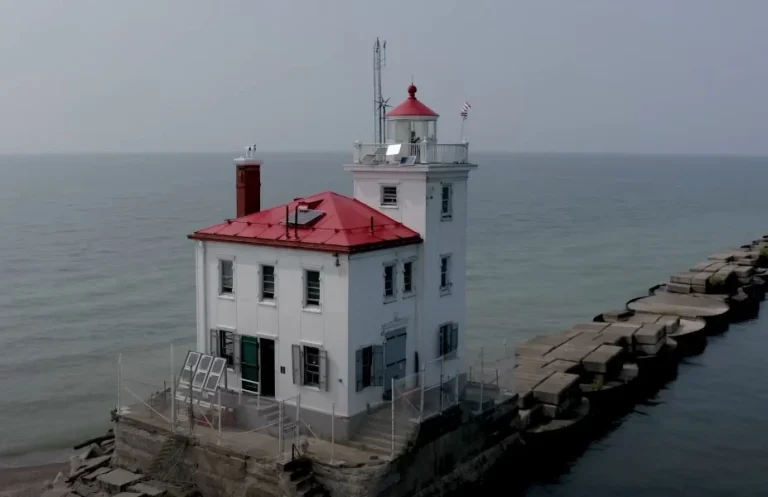 Lady pays $71K for deserted lighthouse and turns it into cozy, one-of-a-kind home