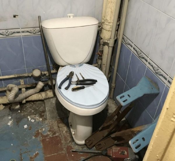 Superfluous hero: son made a surprise bathroom renovation for his mother