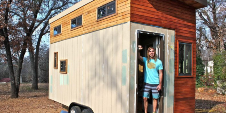 A student builds a 14-square-meter house to get rid of debts, but when he sees it from the inside, he is speechless