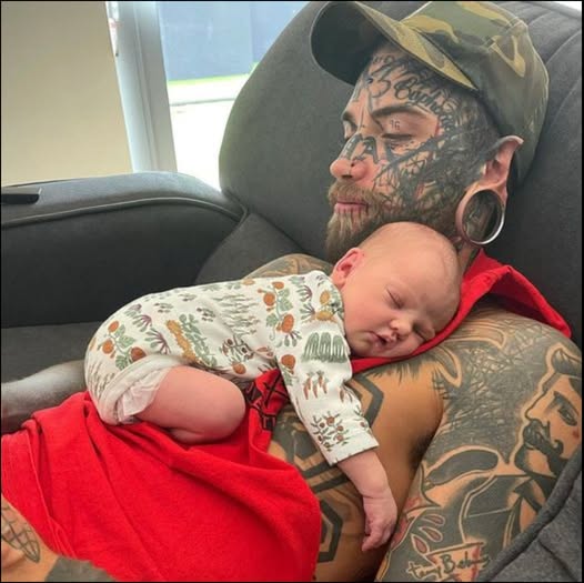 Dad With 240 Tattoos Faces Backlash As People Think He Is A Horrible Father – Then His Wife Reveals The Truth