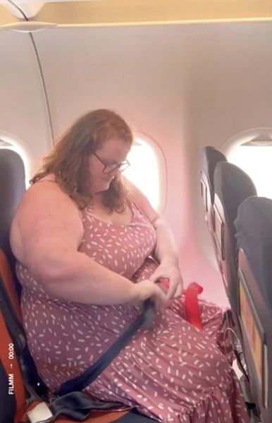 Woman tries to take her seat on a plane – but she refuses, and what happens next has the internet is divided