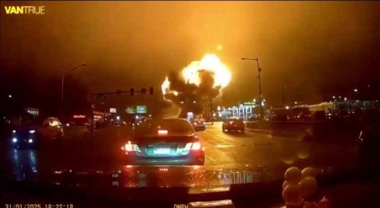 Video shows plane crash in Philadelphia tonight that kiIIed at least 6 people.