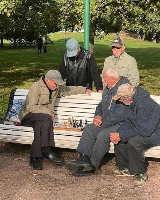 I CAUGHT GRANDPA PLAYING CHESS IN THE PARK—AND IT BROKE ME IN THE BEST WAY