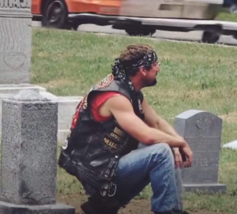 The Man Who Visited My Wife’s Grave — A Heart-Touching Secret