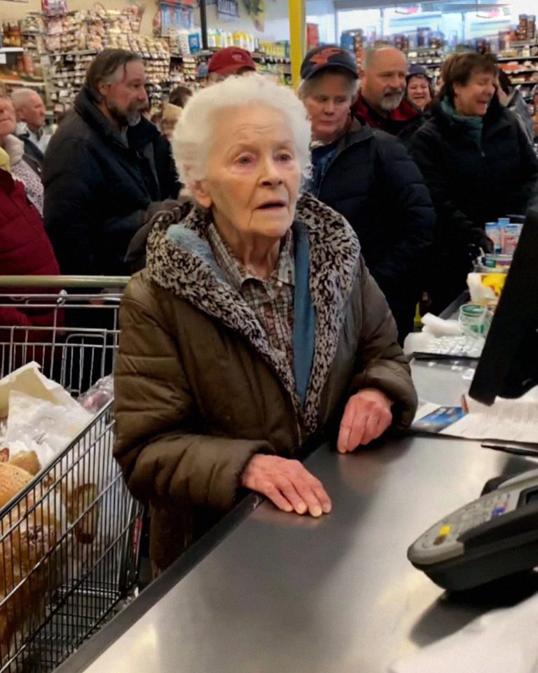 I Paid for an Elderly Woman’s Groceries When Her Card Was Declined – Two Days Later My Life Changed Completely