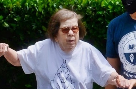 Legendary Actress, 80, Surfaces in Public Rarely – Can You Identify Her?