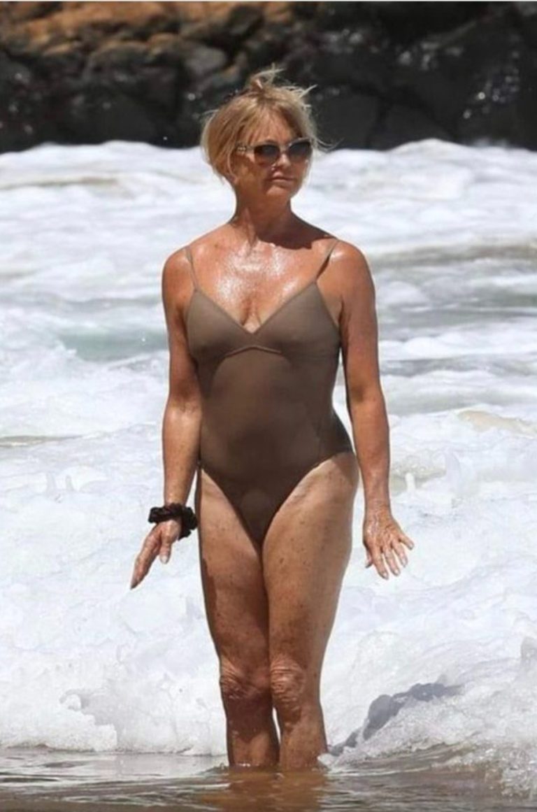 Goldie Hawn turns heads with her swimsuit holiday pictures