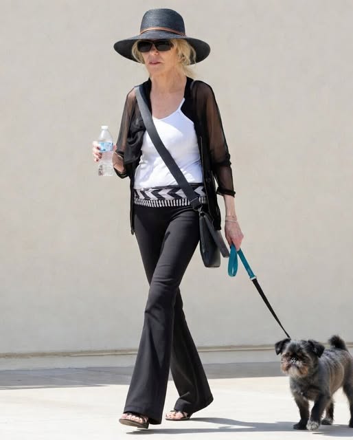 Tiny house, timeless presence: an iconic seventies actress sparks strong reactions after a simple walk with her dogs, exposing society’s uneasy relationship with aging, fame, memory, and the enduring visibility of women in public life.