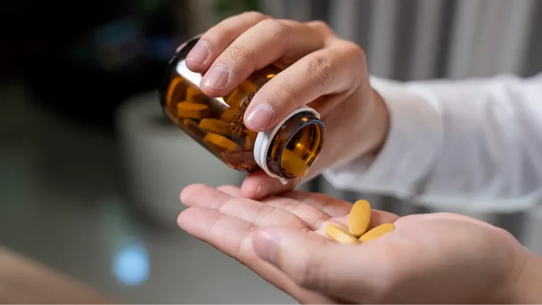 Doctors Urge People To Stop Taking Vitamin C if They Have These Symptoms